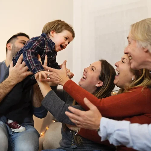 familia-comiendo-juntos-por-la-nochenew-img-fj-